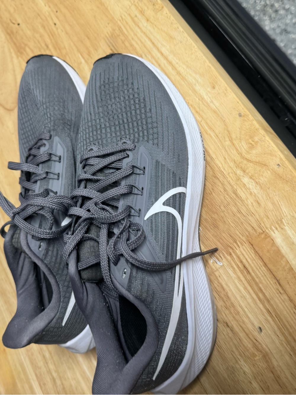 Nike Men’s Dark Gray Athletic Running Shoes with White Swoosh